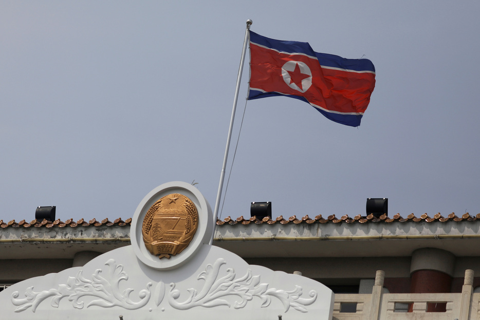 　中国の習近平国家主席と北朝鮮の金正恩朝鮮労働党総書記は６日、国交樹立から７５年を迎えたのに合わせて祝電を交わし、二国間関係の強化を表明した。写真は北朝鮮の国旗。中国遼寧省丹東の北朝鮮領事館で２０２１年４月撮影（２０２４年　ロイター／Tingshu Wang）