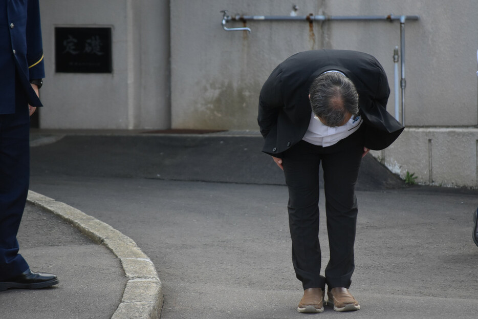 北海道・知床半島沖の観光船沈没事故で、保釈され、頭を下げる運航会社社長の桂田精一被告＝１１日午後、北海道釧路市