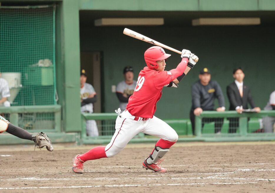 巨人育成１位指名でこの日３打数２安打１打点の富士大・坂本達也（カメラ・有吉　広紀）