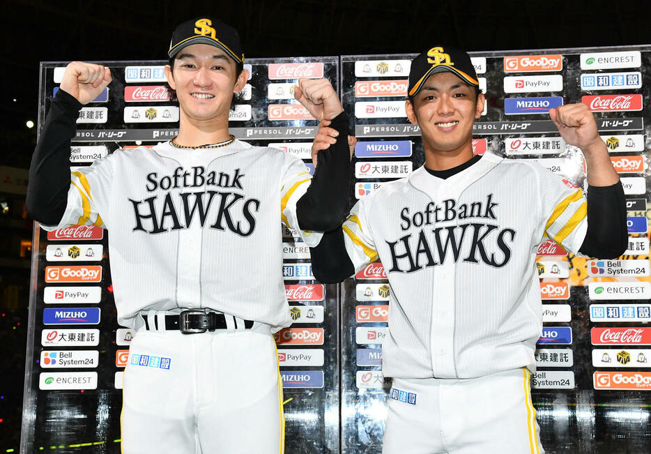 ソフトバンク対オリックス　オリックスに勝利しガッツポーズする正木（左）と今宮（撮影・岩下翔太）