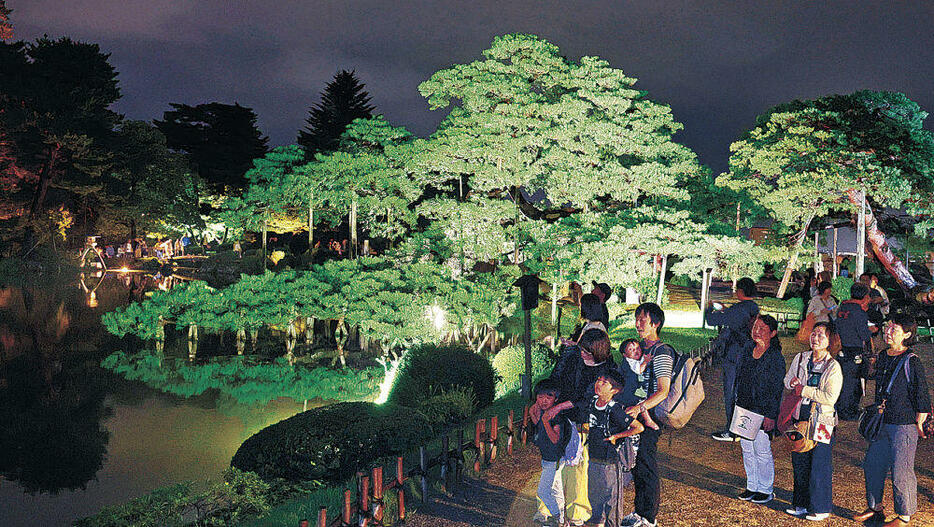 ライトアップを楽しむ来園者=4日午後7時20分、兼六園