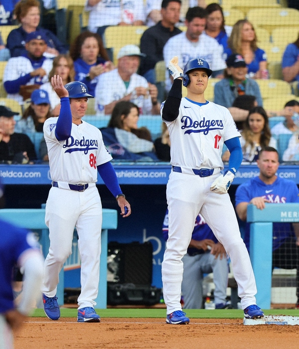 試合中に塁上で虫を払う大谷翔平（右）とマッカロー・コーチ