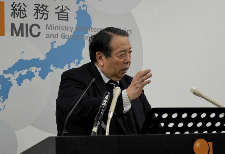 就任会見で抱負を語る村上誠一郎総務相＝2日午前、総務省