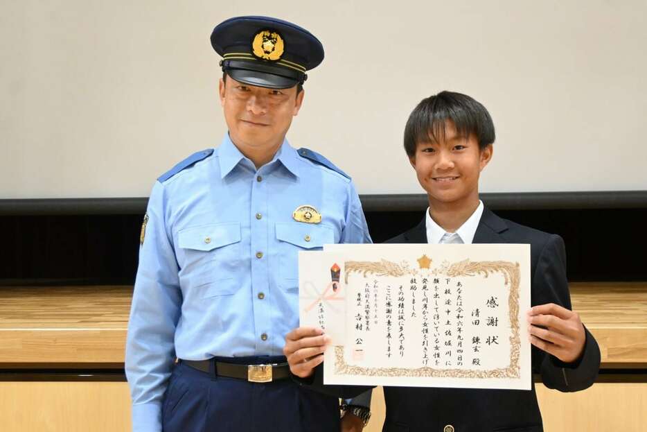 川で女性を救助し感謝状が贈呈された清田錬玄さん＝15日、大阪市北区（木下倫太朗撮影）