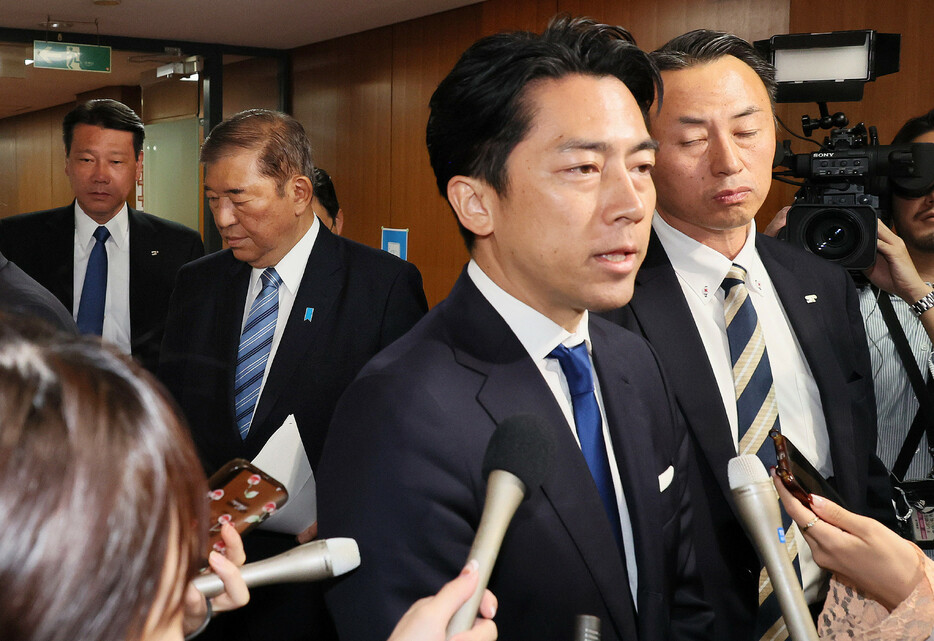 辞表を提出したことを明らかにする自民党の小泉進次郎選対委員長（右手前）。左後ろは石破茂総裁＝２８日午後、東京・永田町の同党本部