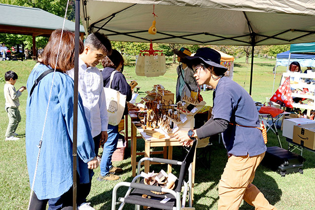 来場者が買い物を楽しんだ「おいでマルシェ」＝飯豊町・いいでどんでん平ゆり園