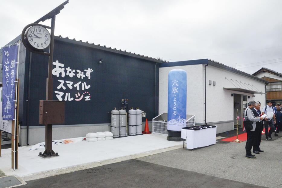 開所式が行われた石川県穴水町の仮設商店街「あなみずスマイルマルシェ」＝6日午前