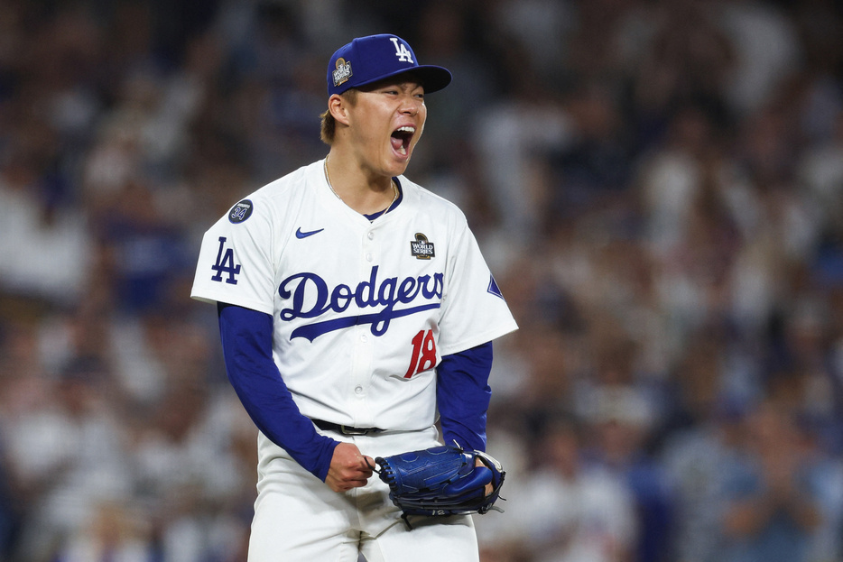 24MLB、ワールドシリーズ（7回戦制）、ロサンゼルス・ドジャース対ニューヨーク・ヤンキース。ニューヨーク・ヤンキースのアーロン・ジャッジ（写真外）を空振り三振に切って取り、ガッツポーズを見せるロサンゼルス・ドジャースの山本由伸（2024年10月26日撮影）。【翻訳編集】 AFPBB News