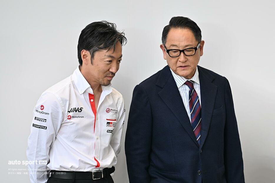 ハースF1の小松礼雄チーム代表と、トヨタ自動車の豊田章男会長