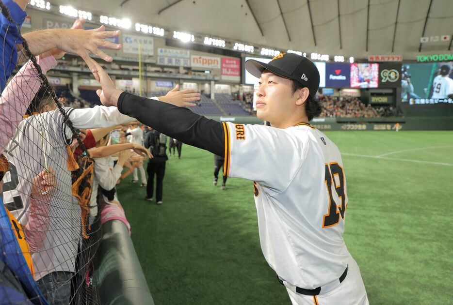 勝利に貢献し、ファンとタッチを交わす山崎伊織（カメラ・相川　和寛）