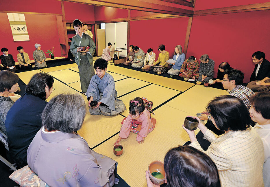 秋の風情を感じながら一服する参加者＝１２日午前９時２０分、金沢市の中村記念美術館旧中村邸