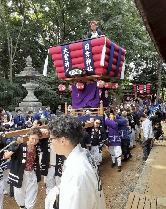 山車が倒れる事故があった大宮神社の秋祭り＝20日午前、岡山県浅口市（参加者提供）