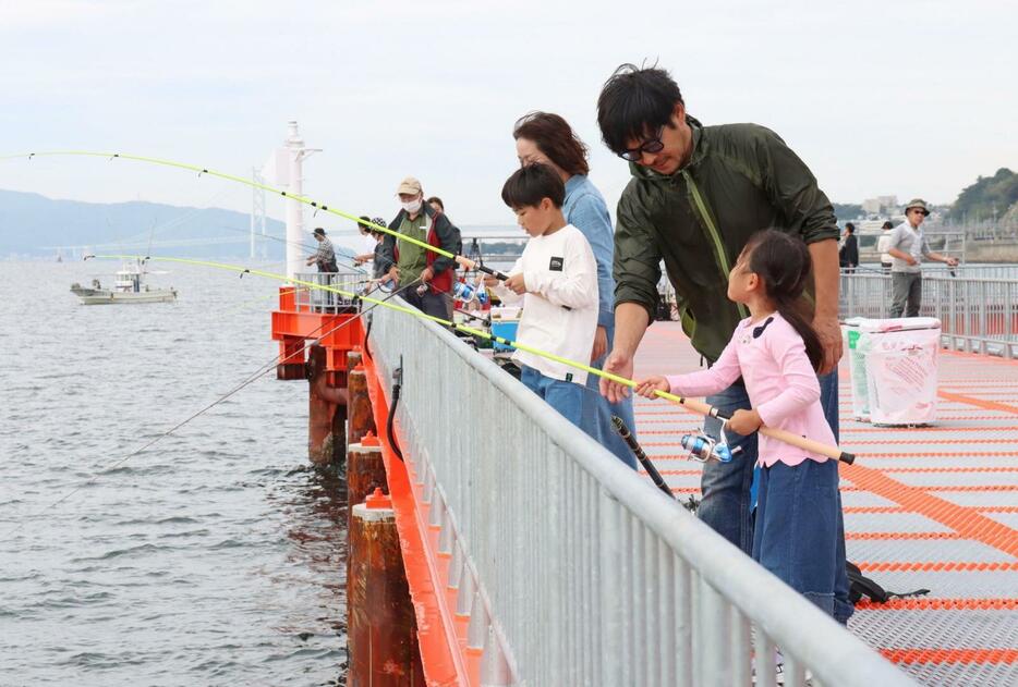 釣りを楽しむ家族連れら＝須磨海づり公園