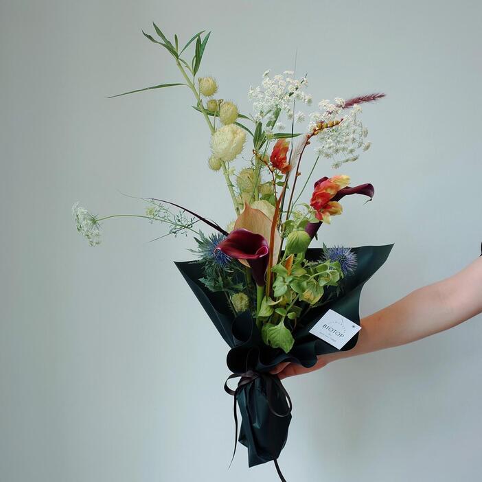 さまざまな厚みの花弁や茎の太さでメリハリをつけたブーケ　￥5, 500　PHOTOGRAPH BY YURI TAKAHASHI