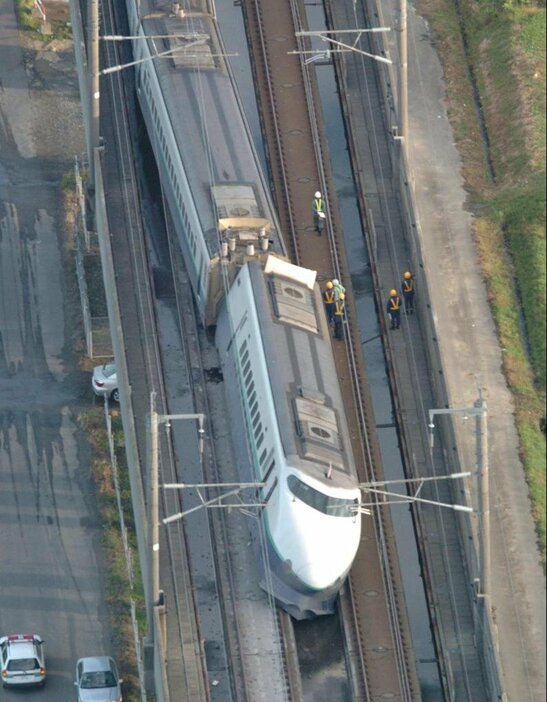 中越地震で脱線した下りの上越新幹線「とき３２５号」。長岡駅の約７キロ手前で停車した＝２００４年１０月２４日、長岡市（本社ヘリから）