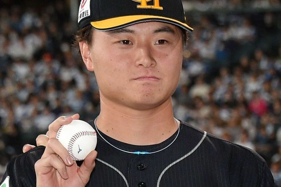 プロ初勝利を挙げたソフトバンクの前田純＝9月29日