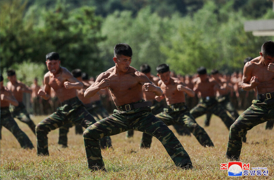 朝鮮人民軍特殊作戦部隊の基地で行われた訓練＝2024年10月2日、朝鮮中央通信・朝鮮通信