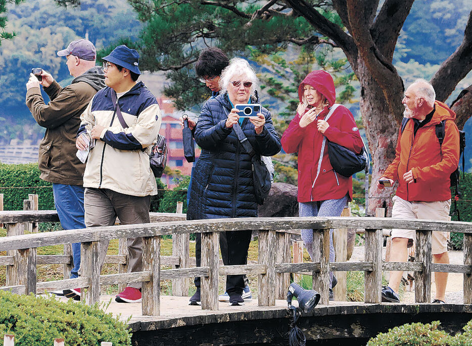 上着を着込んで園内を巡る観光客＝８日午前１０時、兼六園