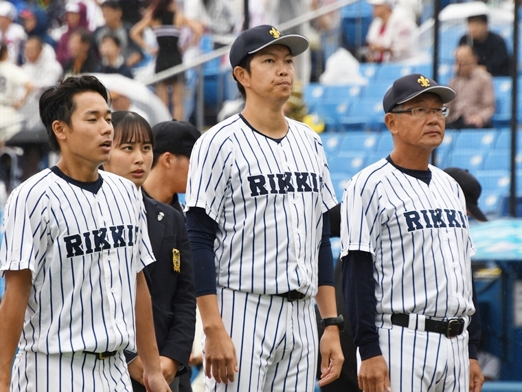 試合前、スタンドにあいさつする立教大の戸村健次コーチ（撮影・井上翔太）