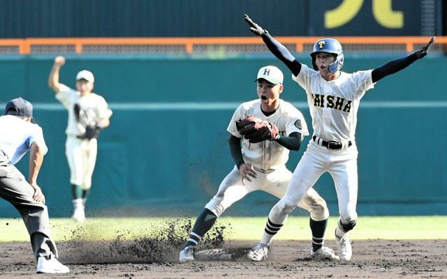 全国選手権大会の報徳学園戦で二盗を決める藤原選手（右）