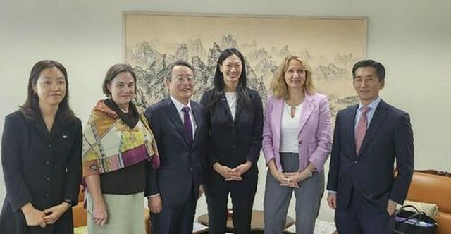 韓国外交部の趙九来・外交戦略情報本部長（左から3人目）と面会した米国務省のターナー北朝鮮人権問題担当特使（同4人目、外交部提供）＝（聯合ニュース）≪転載・転用禁止≫