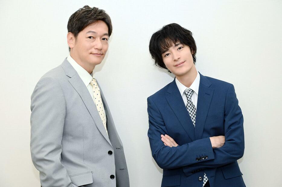 10月11日スタートの「無能の鷹」に出演する塩野瑛久さん（右）と井浦新さん