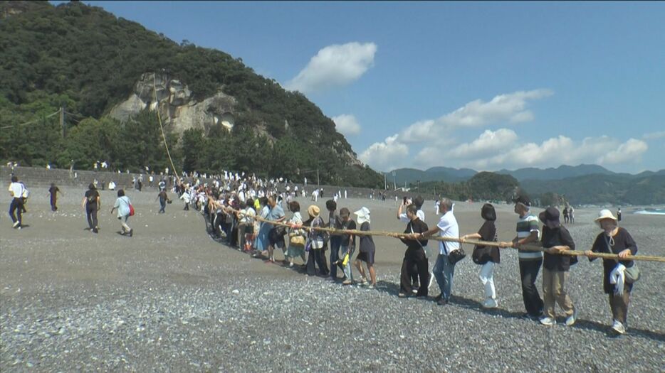 三重県熊野市の花の窟神社で行われた「お綱かけ神事」