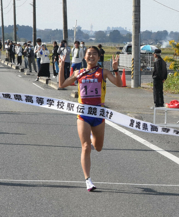 女子第36回全国高校駅伝競走大会宮城県予選で優勝した仙台育英のアンカー、渡辺光桃＝宮城県栗原市で、2024年10月26日午前11時12分、竹田直人撮影