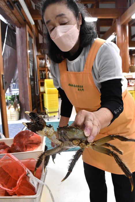 徳地の秋の味覚、モクズガニ（南大門で）