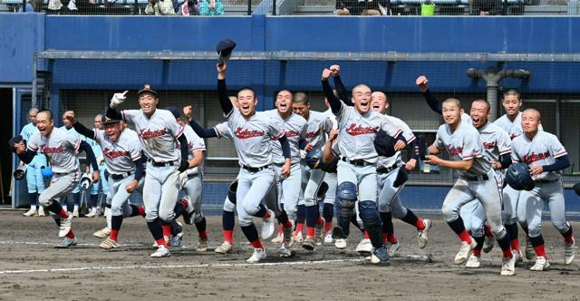 昨秋の近畿大会準々決勝でサヨナラ勝ちを決めて喜ぶ京都国際の選手たち。京都国際は今夏に全国制覇を果たした=シティ信金スタ