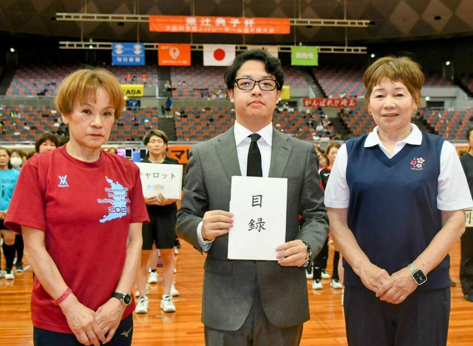 能登半島地震の義援金を贈った守屋奉子会長(左)(右は石川県連盟の竹田なを美会長)