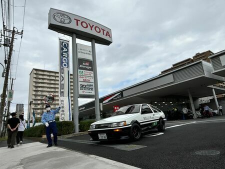 店舗から「AE86 BEV Concept」の試乗に出かける様子（写真：筆者撮影）