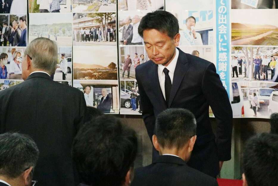 選挙事務所で支援者らに頭を下げる上杉謙太郎氏＝27日、福島県会津若松市（芹沢伸生撮影）