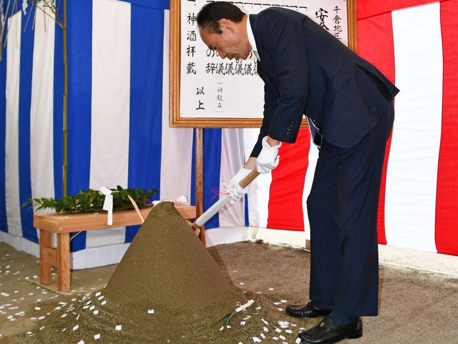 くわ入れをする石井市長＝南房総