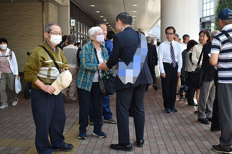 有権者と握手をする埼玉8区の候補者＝15日、所沢市（画像の一部を加工しています）