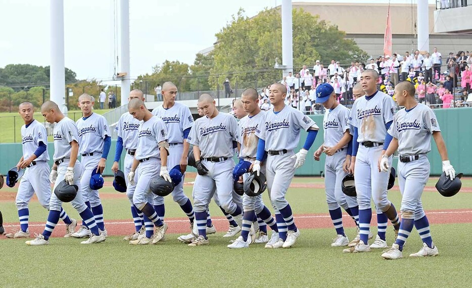 初戦敗退に肩を落とす平塚学園の選手たち＝等々力球場