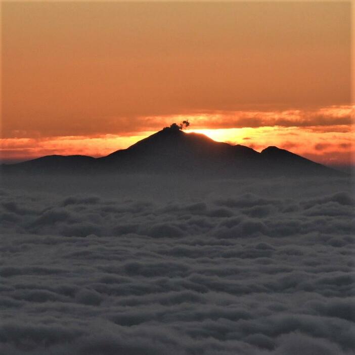 噴煙の上がる浅間山から昇る御来光