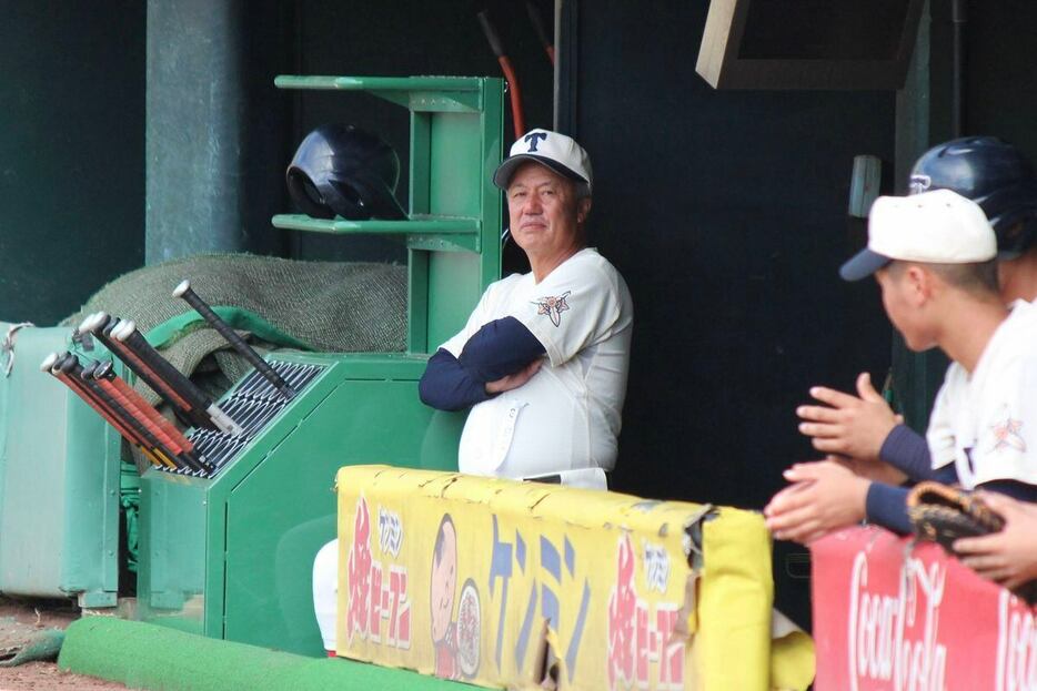 母校の監督に就任後、初の甲子園出場を当確させた岡田監督