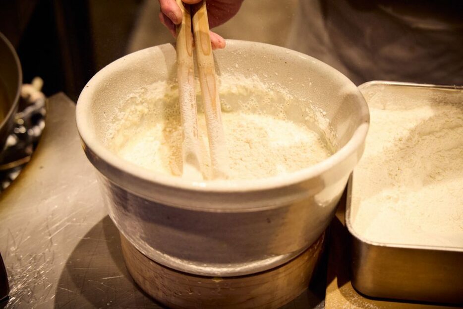 この太い木製の「花菜箸」で粉を混ぜる人も少なくなったそう