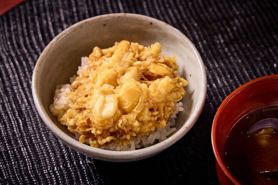 「天丼」と大きなしじみが入った「赤だし」