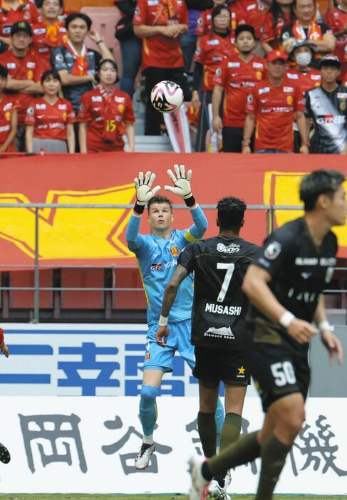 前半、ボールを止める名古屋ＧＫ・ランゲラック