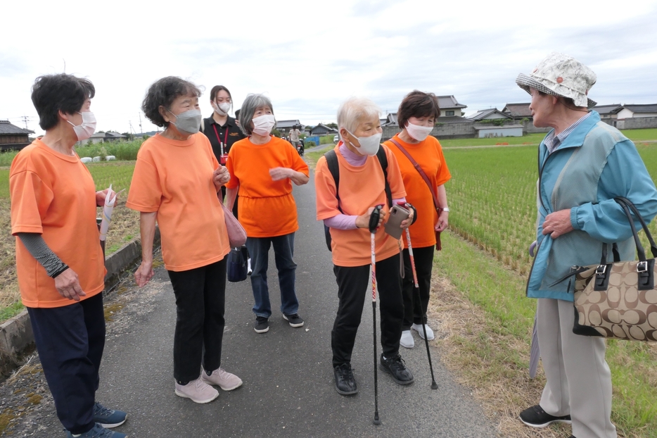 認知症役の人に声をかける参加者=岡山県津山市で