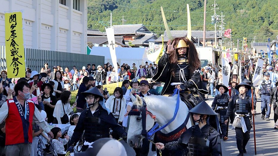 武者行列で馬上から手を振る山本耕史さん＝不破郡関ケ原町