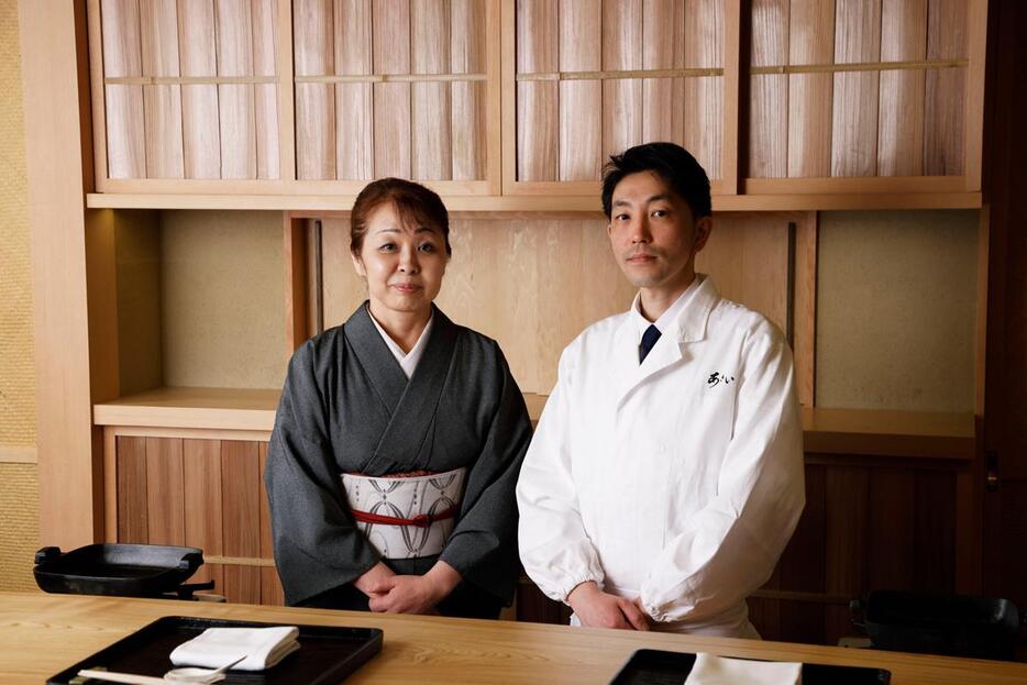 料理長の廣瀬和也さんと女将の篠﨑由美さん