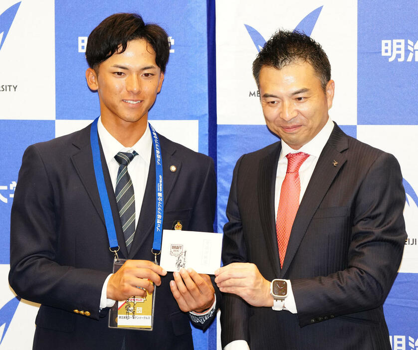 楽天森井球団社長（右）と写真に納まる明大・宗山（撮影・江口和貴）