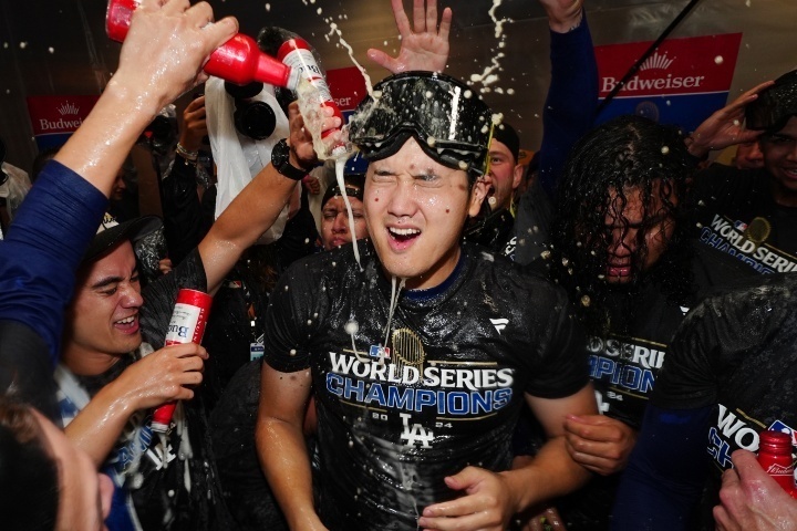 ドジャースのWS制覇に貢献した大谷は同僚から手荒いシャンパンファイトを浴びた。(C)Getty Images