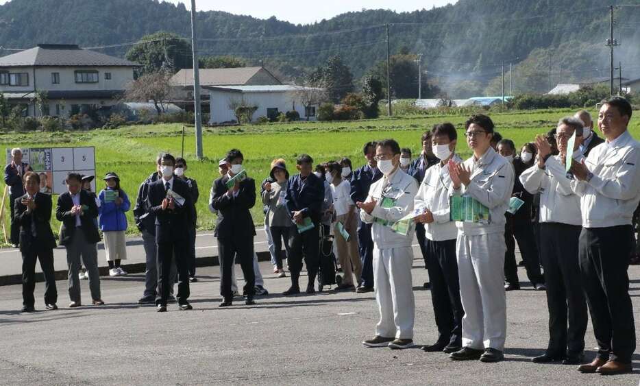 栃木県知事選で候補者の訴えに耳を傾ける支持者ら＝31日午前、日光市（伊沢利幸撮影）