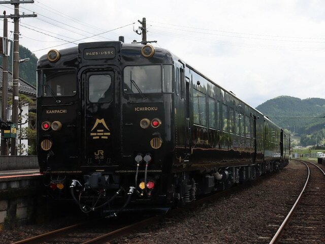 恵良駅（JR久大本線）に停車中の「かんぱち」