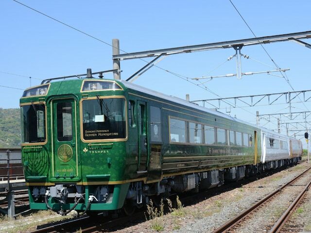 琴平駅に到着する「四国まんなか千年ものがたり」