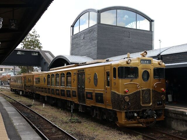 由布院駅に停車中の「或る列車」